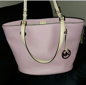 Authentic MK Tote🌺